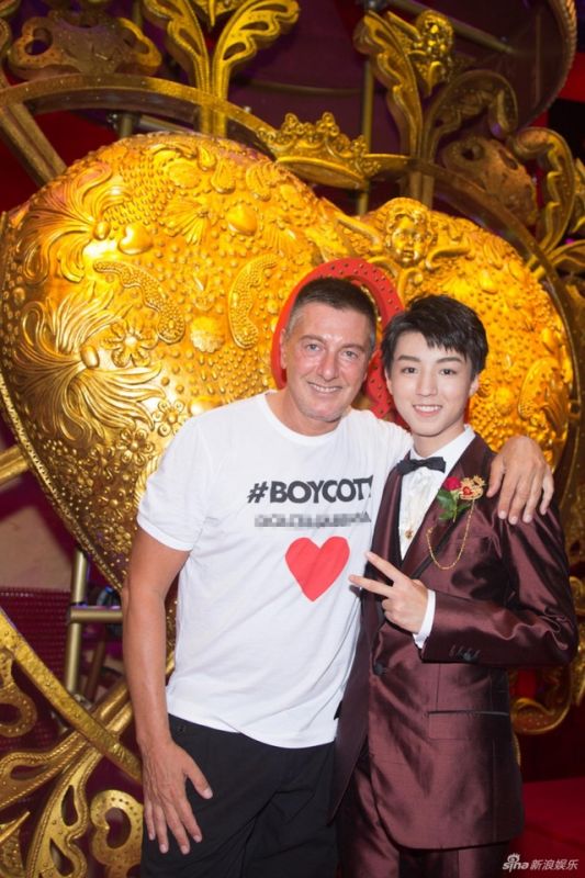 TFBOYS队长王俊凯米兰男装周T台首秀, 霸气十足一身正气