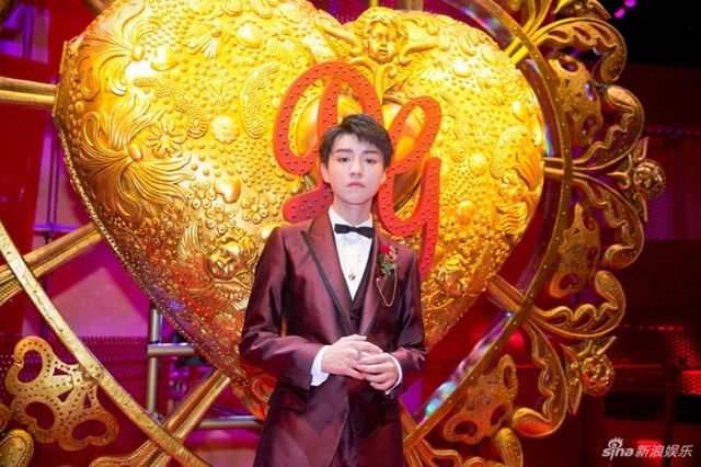 TFBOYS队长王俊凯米兰男装周T台首秀, 霸气十足一身正气