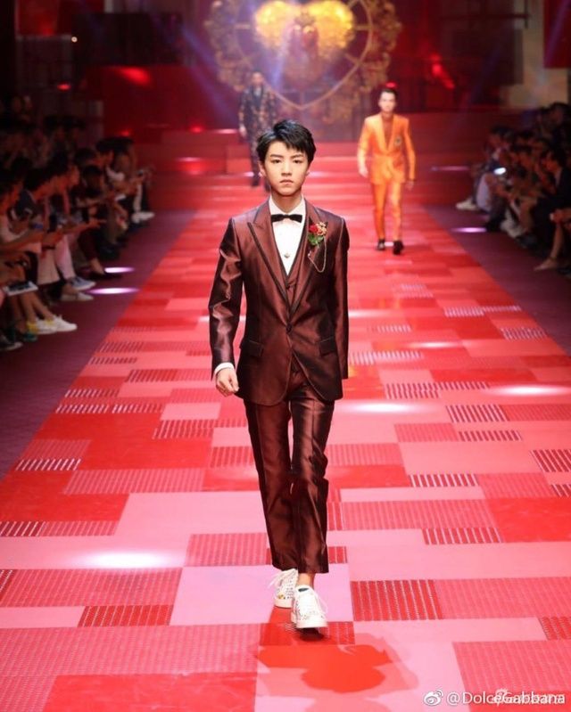TFBOYS队长王俊凯米兰男装周T台首秀, 霸气十足一身正气