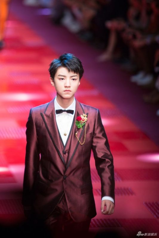 TFBOYS队长王俊凯米兰男装周T台首秀, 霸气十足一身正气